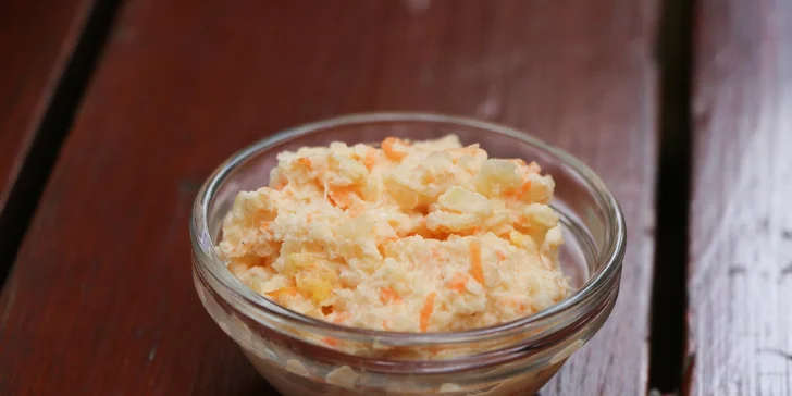 Parádní burger včetně domácích hranolků a salátu Coleslaw