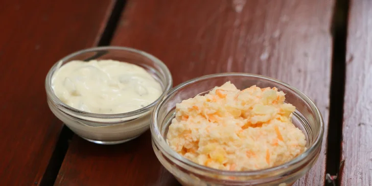 Parádní burger včetně domácích hranolků a salátu Coleslaw