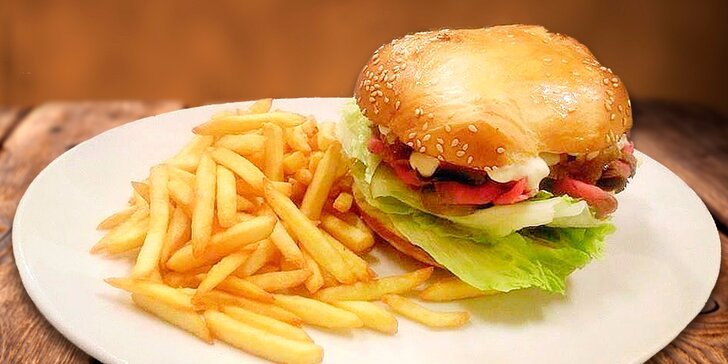 Pikantní burger nebo cheeseburger s hranolky a případně poctivé domácí pivko