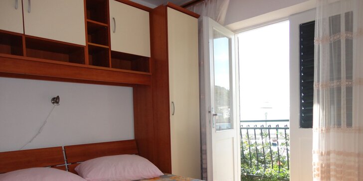 Dovolená s partou či rodinou v Drveniku: vybavené apartmány přímo u pláže pro 4–5 osob