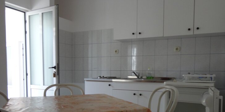 Dovolená s partou či rodinou v Drveniku: vybavené apartmány přímo u pláže pro 4–5 osob