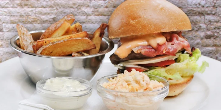 Parádní burger včetně domácích hranolků a salátu Coleslaw