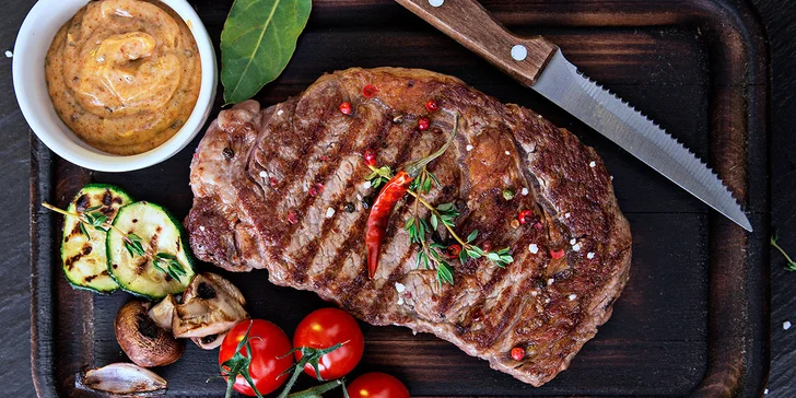 Vyvážené 2chodové menu včetně lahve vína pro dva v Crazy Cow