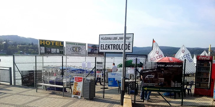 Sleva 33 % na půjčení elektro lodičky na brněnské přehradě