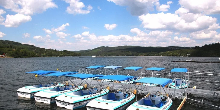 Sleva 33 % na půjčení elektro lodičky na brněnské přehradě