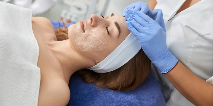 Hĺbkové ošetrenie pleti s masážou, úpravou rias a obočia, make-upom, skin scrubberom