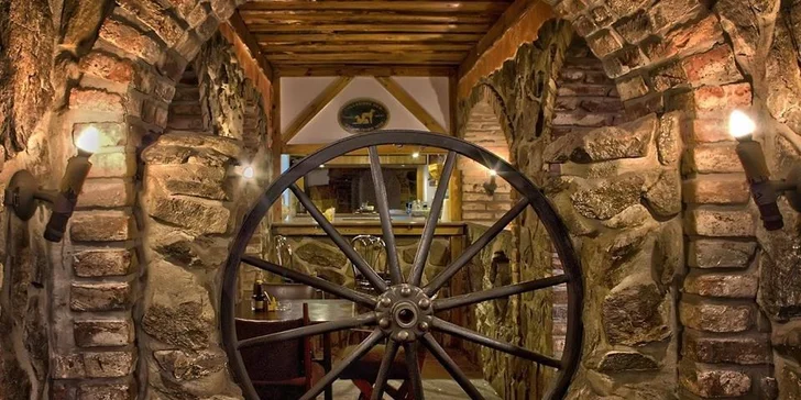 Bašta v Husitské baště: Poctivý burger s domácími hranolky a tatarkou