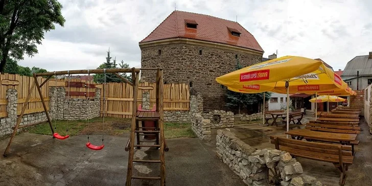 Bašta v Husitské baště: Poctivý burger s domácími hranolky a tatarkou