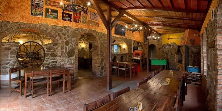 Bašta v Husitské baště: Poctivý burger s domácími hranolky a tatarkou