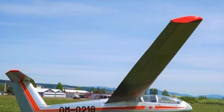 LET L-23 SUPER BLANÍK je bezmotorové lietadlo so štíhlym trupom a veľkým rozpätím krídel

