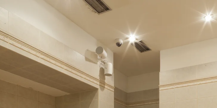 Ve wellness je suchá i parní sauna. V rámci dvou variant vás pak také čekají tři nebo čtyři procedury – třeba minerální koupel či masáž. 