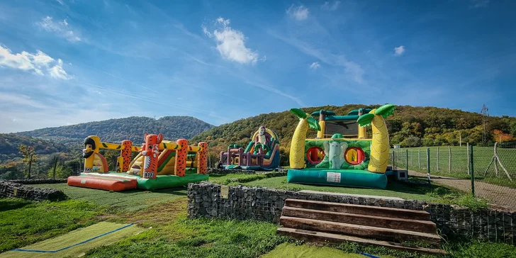 Na "Kopci zábavy" vás čakajú skákacie hrady, obria trampolína, hasičský trenažér, predieračka či tubingová dráha