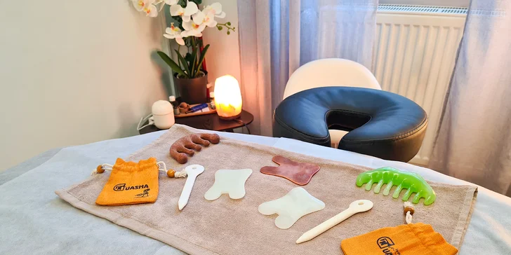 Zažít můžete unikátní holografickou Gua Sha masáž obličeje, která detoxikuje, zpevňuje, zmírňuje otoky a uvolňuje napětí v oblasti tváře, krku i dekoltu.