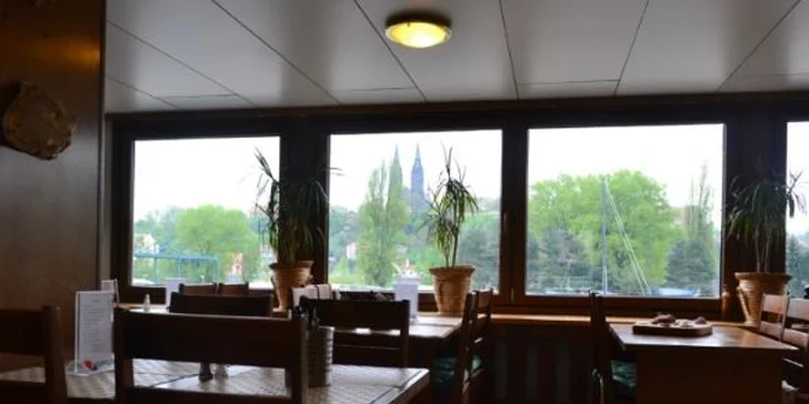 Začněte ráno snídaní na Vltavě: all you can eat bufet v botelu Vodník