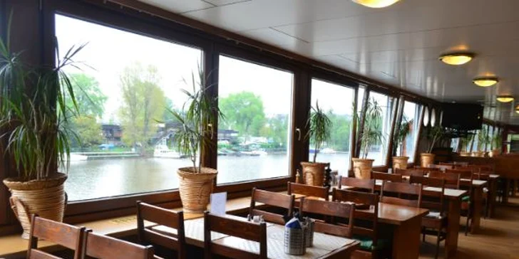 Začněte ráno snídaní na Vltavě: all you can eat bufet v botelu Vodník