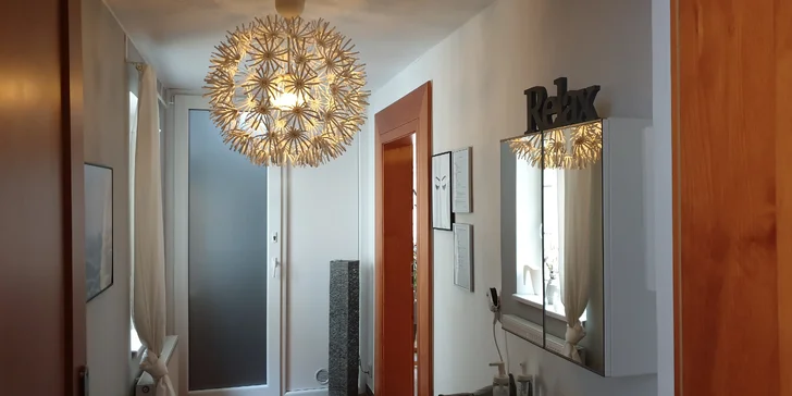 Salon se nachází ve 3. patře naproti kadeřnictví.