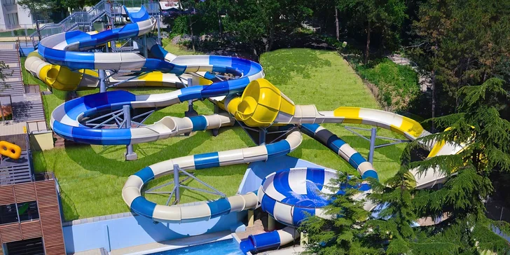 Pokud zatoužíte po adrenalinu, máte otevřené dveře do obřího aquaparku v blízkém hotelu Grifid Bolero.
