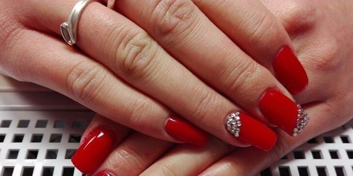 Krásné a upravené nehty luxusní kosmetikou Crystal Nails
