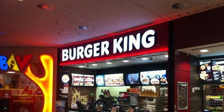 Texas whopper burger, střední hranolky a bezedný kelímek v Burger Kingu