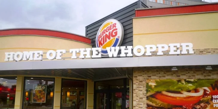 Texas whopper burger, střední hranolky a bezedný kelímek v Burger Kingu