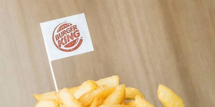 Texas whopper burger, střední hranolky a bezedný kelímek v Burger Kingu