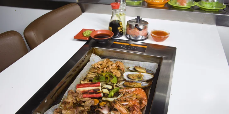 3 hodiny neomezeného hodování – running sushi a grilování na stole