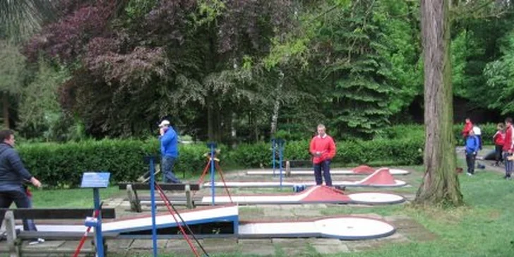 Dvě hodiny minigolfu pro dva nebo pro celou rodinu na krásném venkovním hřišti. Sportovní vyžití pro začátečníky i náruživé minigolfaře!