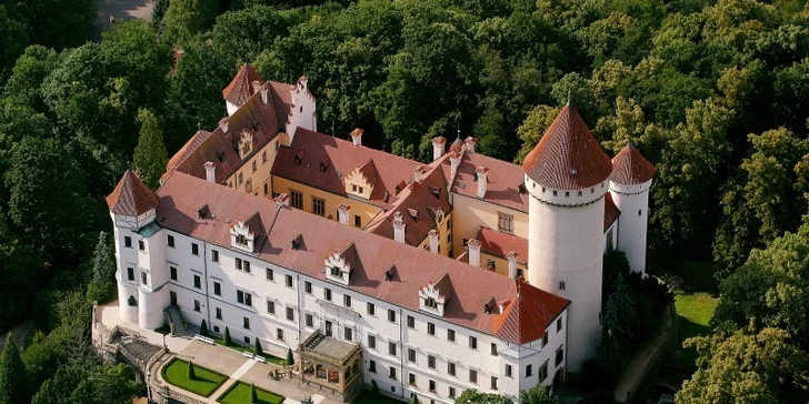 Let vrtulníkem nad českými hrady a zámky