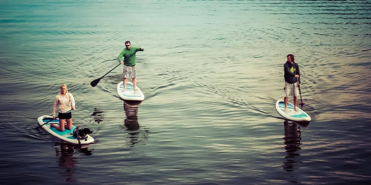 Paddleboard, vodní lyžování a wakeboard v novém Wake Parku Náklo