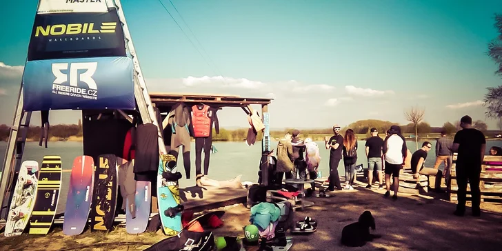 Paddleboard, vodní lyžování a wakeboard v novém Wake Parku Náklo