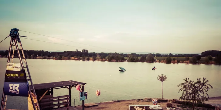 Paddleboard, vodní lyžování a wakeboard v novém Wake Parku Náklo