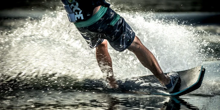 Paddleboard, vodní lyžování a wakeboard v novém Wake Parku Náklo