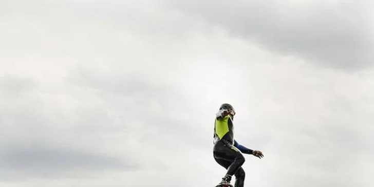 Flyboard: proleťte se nad vodní hladinou jako superhrdina