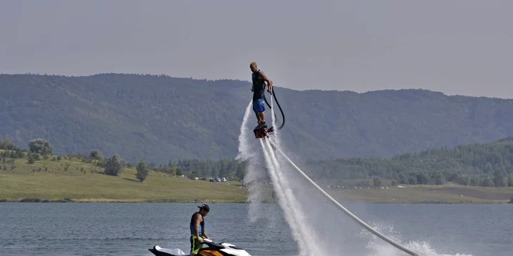 Flyboard: proleťte se nad vodní hladinou jako superhrdina