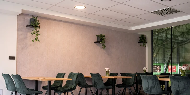 Posezení v restauraci můžete spojit i se sportem – volejbalem, tenisem nebo hodinkou na multifunkčním hřišti. 