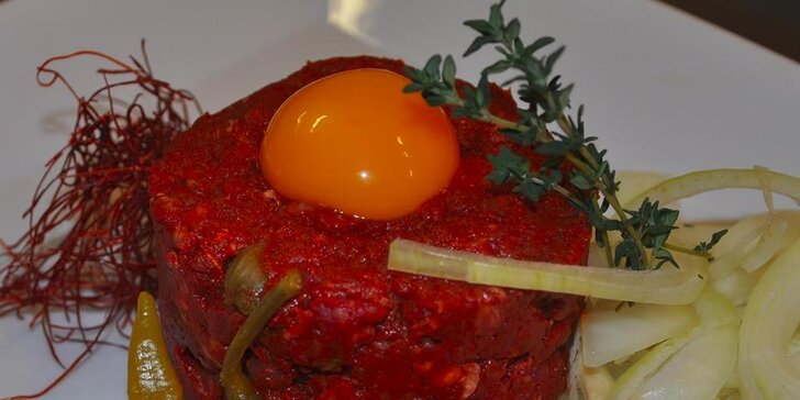 Dvojitý tatarský biftek o váze 240 gramů s neomezeným přísunem topinek