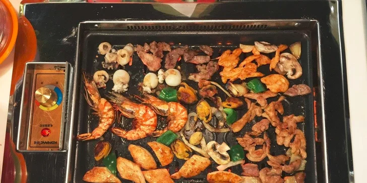 3 hodiny neomezeného hodování – running sushi a grilování na stole
