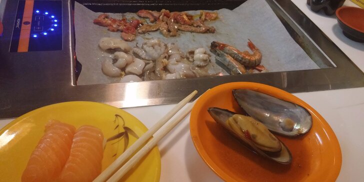 3 hodiny neomezeného hodování – running sushi a grilování na stole
