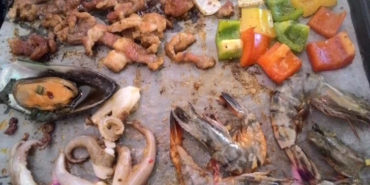 3 hodiny neomezeného hodování – running sushi a grilování na stole