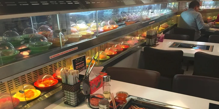 3 hodiny neomezeného hodování – running sushi a grilování na stole