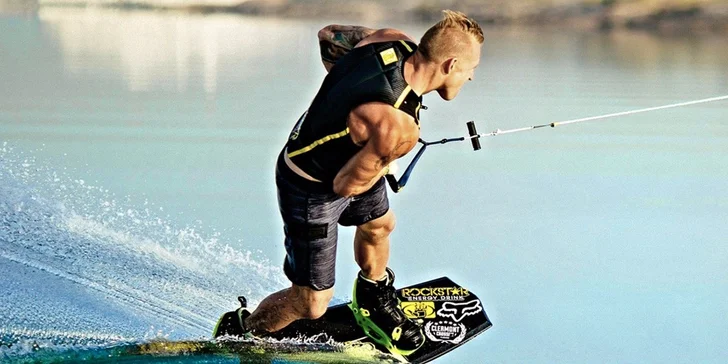 Adrenalinová jízda na vodním vleku ve Wake Parku Náklo