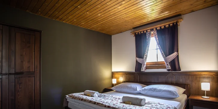 Všechny pokoje i apartmány jsou pěkně zařízené nábytkem z masivu. 