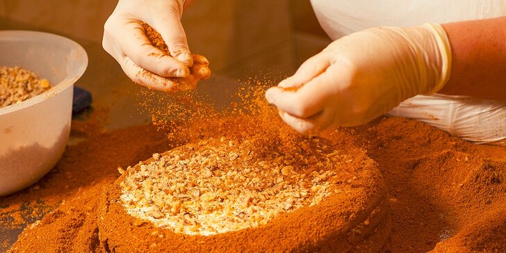Medovník originál: celý dort Pikao a kousek ořechového medovníku Premium