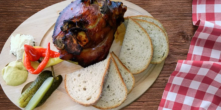 Hostina pro dva kamarády: 1,5 kg grilovaného vepřového kolínka