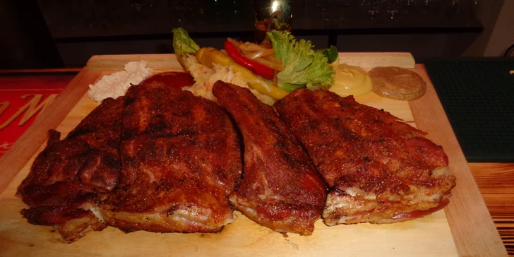 Dejte si kilo uzených žeber na grilu.