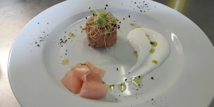 Grilované kachní prso, tataráček z uzeného lososa i božská panna cotta pro dva