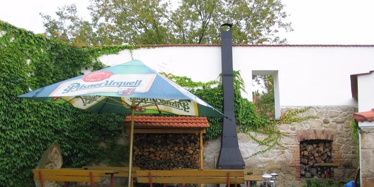 Odpočinek při zurčící fontáně a medovník se šlehačkou i čaj dle chuti pro 2