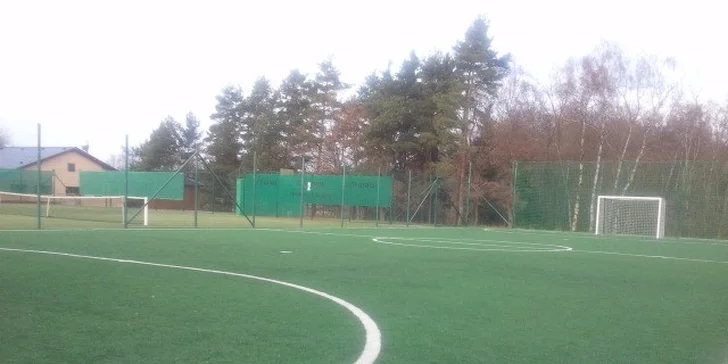 2 hodiny fotbalu: utkejte se s přáteli na hřišti Sportpenzionu Pohoda