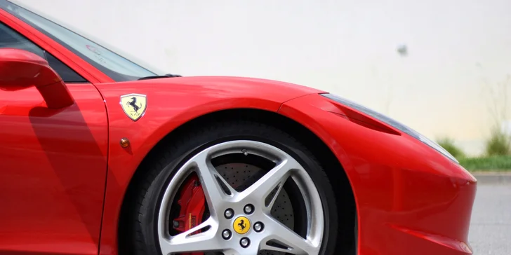 Jízda v novém Lamborghini Huracan nebo Ferrari Italia s patrony pořadu Autosalon