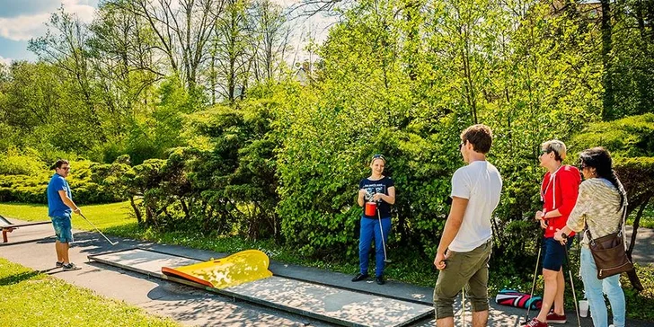 Nálož žebírek a hodina minigolfu pro dva u Luhačovické přehrady